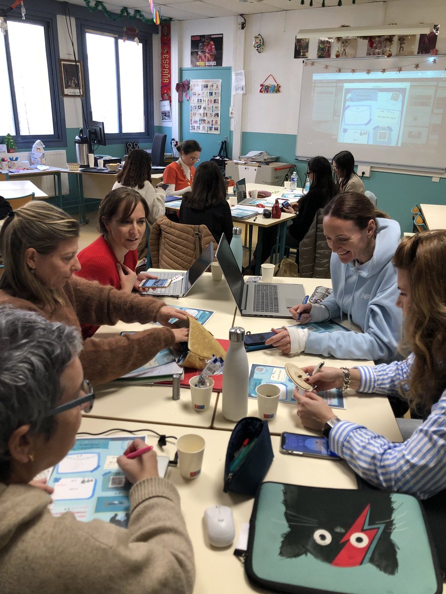 besse_jerome's tweet photo. Formation interlangues #EAFC_Nice @AcademieNice sur la ludopédagogie 🧩 avec @gemagapa🧠
Le plaisir du présentiel et de la dynamique de groupe pour échanger 🤝 et créer ⚙️ de manière collaborative !
🙏 aux participantes pour leur enthousiasme !
🙏 @Clg_MatisseNice pour l���accueil https://t.co/rF3gHLqI1k