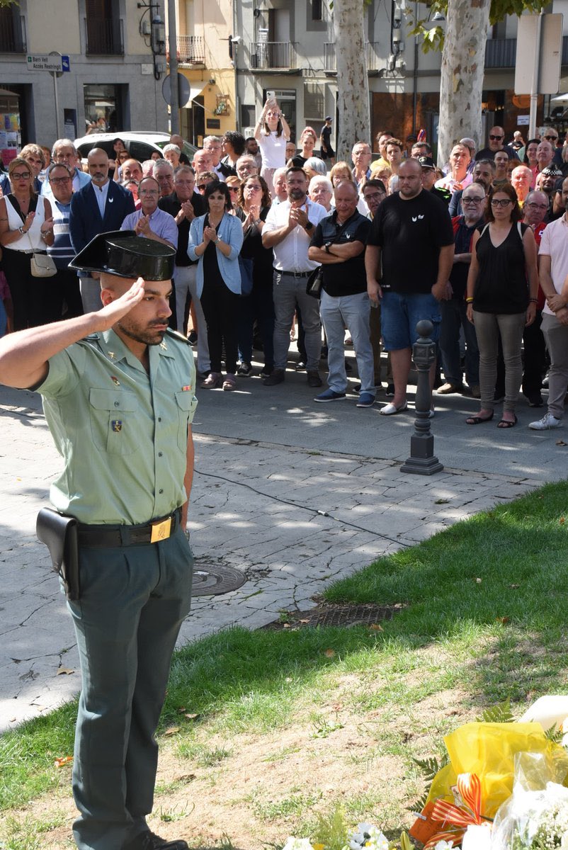 CarmeAlgue's tweet photo. Si tots tenim clar que darrera l’Imam de Ripoll hi havia la policía Espanyola, què coi fa la Silvia Orriols aplaudint la Guardia Civil?
Aplaudir a la policía Espanyola és aplaudir els terroristes. #Subnormals https://t.co/FOyn1A7V8N