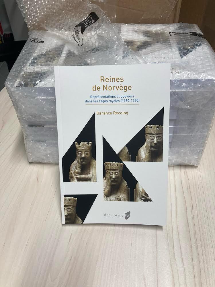 [PARUTION]
Le dernier #PrixMnémosyne sort des cartons aujourd'hui ! 
Garance Recoing vous transporte dans la Norvège médiévale et vous fait rencontrer ses reines... 👸
Disponible dans toutes les bonnes librairies 😉
<a href="/PUReditions/">Presses universitaires de Rennes</a>
#HistoireDesFemmes #Norvège #MoyenÂge #Reines