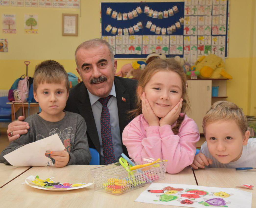 İl MİLLÎ EĞİTİM MÜDÜRÜMÜZ MURAT DEMİR'İN YARIYIL TATİLİ MESAJI

2024-2025 eğitim-öğretim yılının ilk dönemini 196 bin 523 öğrenci, 16 bin 17 öğretmen, 1027 kurumumuz ile başarıyla tamamlamış olmanın mutluluğunu ve heyecanını hep birlikte yaşıyoruz. Türkiye Yüzyılı vizyonuyla