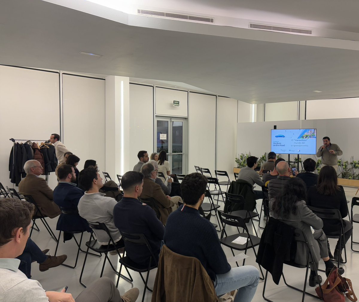 Mientras el jurado delibera, contamos con <a href="/DarioMendezF/">Darío Méndez Fernández</a>, que nos hablará sobre el “maravilloso" 💫 mundo del emprendimiento y compartirá con nosotros su experiencia en él 📈 🚀Vamos a escucharle atentamente 🧏