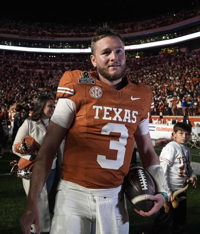 MLFootball's tweet photo. 🚨REPORT: #Texas QB Quinn Ewers TURNED DOWN AN $8 MILLION NIL DEAL to declare for the Draft, per CBS.

Ewers is a projected 3rd round pick and will make a total of $5 million on his rookie NFL contract.

Quinn would’ve made more money in one CFB season than 4 NFL seasons.

🤯🤯🤯 https://t.co/DCd6TjwU49