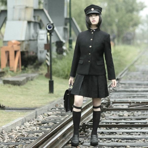 tea_with_hunny's tweet image. Gunko’s outfit stands out to me as an older style Japanese school uniform called the Gakuran. This style was usually for boys with the famous black jacket and noticeable front buttons. The cap is reminiscent of the old uniforms as well.
#ONEPIECE1136 #OPSPOILERS