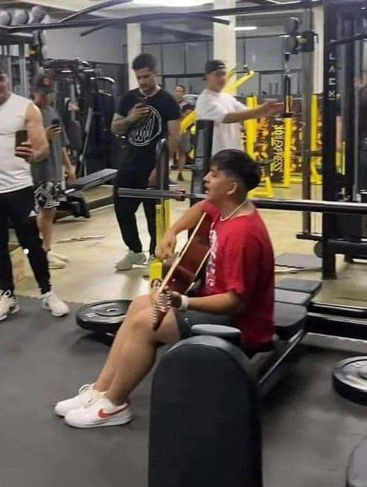 Yo en el gym haciendo de todo menos entrenar