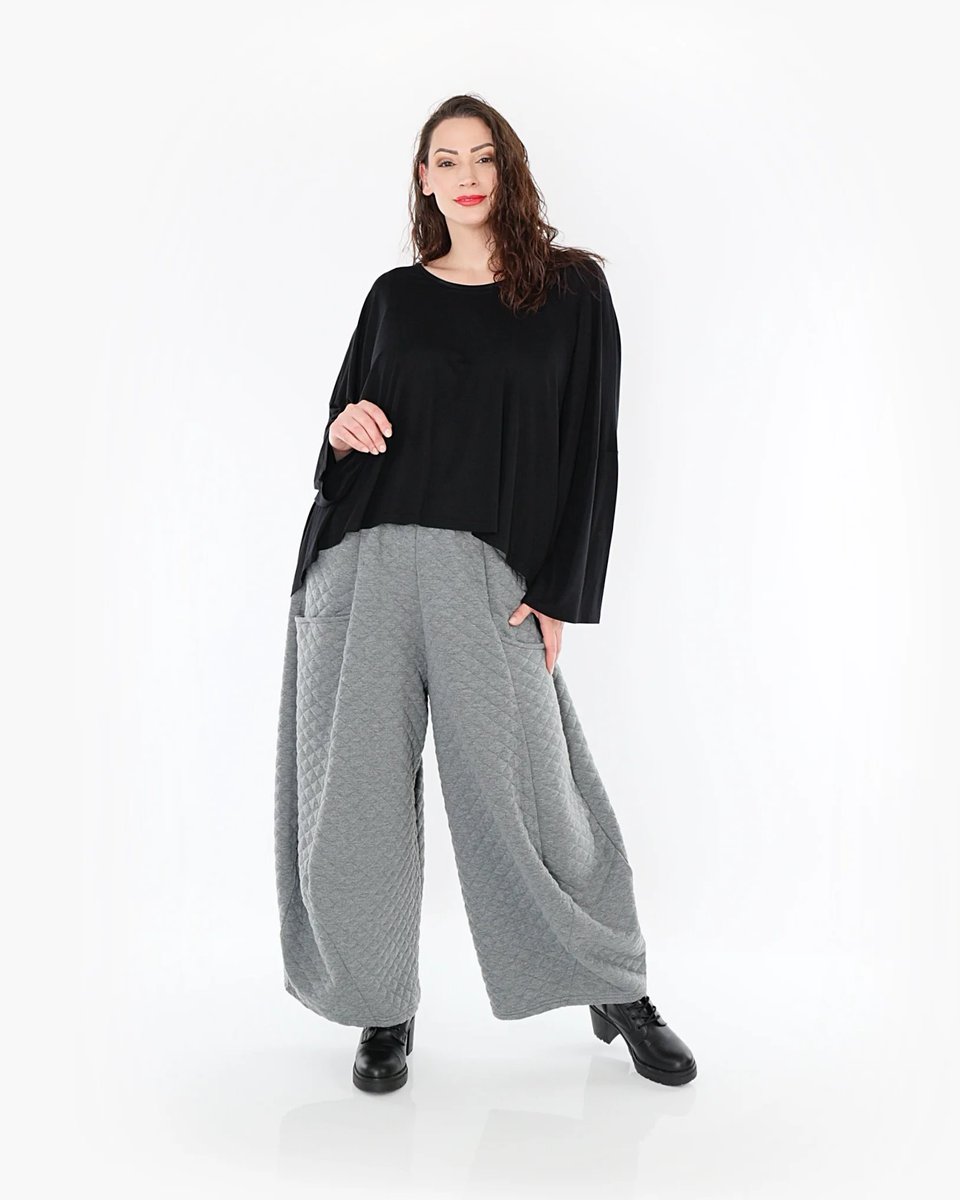seelenlook's tweet photo. ✨ Lässig und bequem für die Übergangszeit! Die Ballonhose von AKH mit modernem Jacquard-Muster kombiniert Komfort &amp; Stil. Mit weicher Struktur, praktischen Taschen ein echter Figurschmeichler! 💃

➡️ Jetzt entdecken: https://t.co/FGf9zwwhIJ

#CurvyFashion #Lagenlook https://t.co/eC48QbbLpF