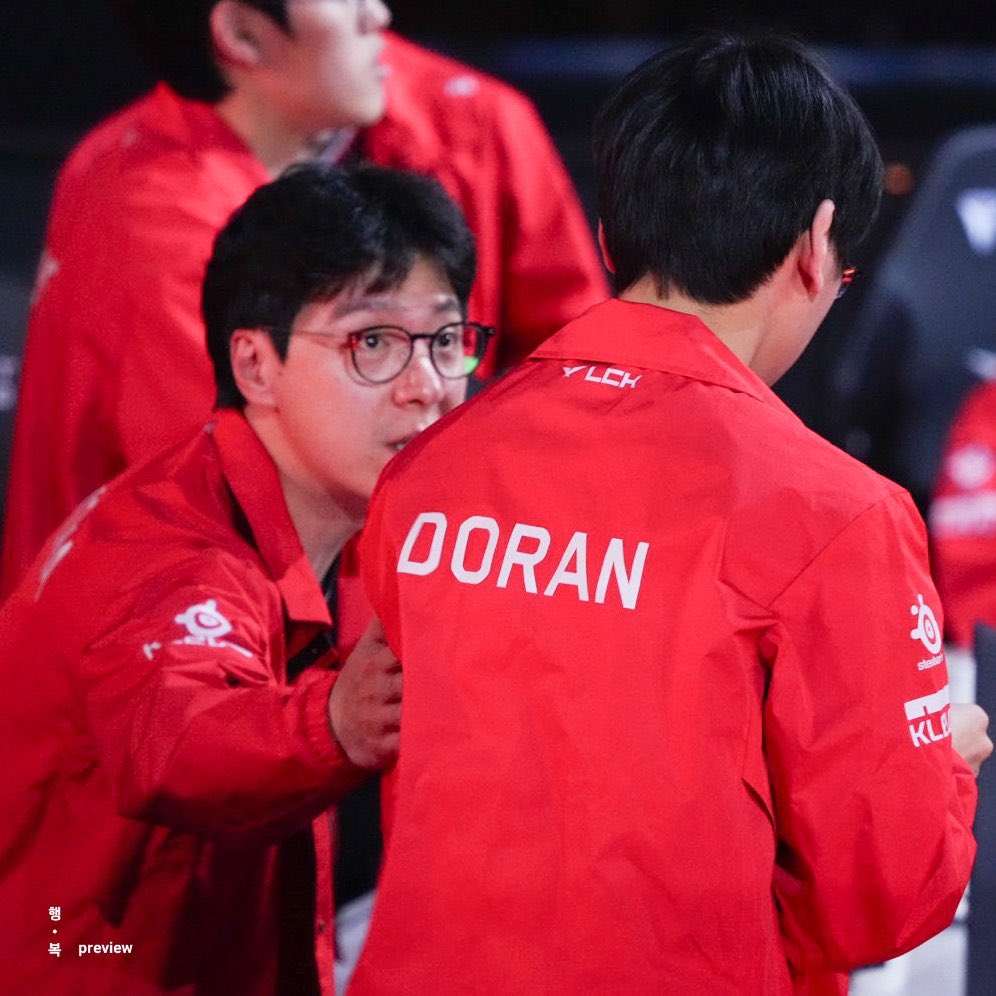 i'm so thankful that T1 had coach kkoma. he is really worried and assuring doran that it's really okay to lose. best head coach i've ever seen in entire professional play in league of legends.

T1 you're really good handling players and coaches.