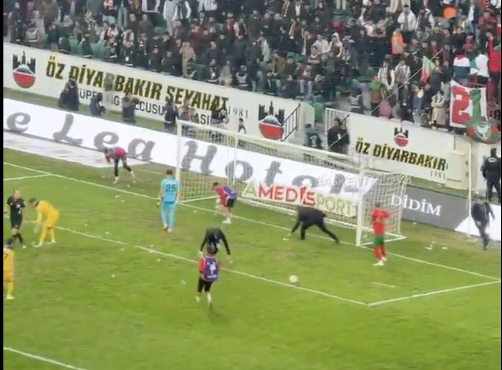 LÜTFEN HERKES BU TWEETİ RT YAPSIN VE ETİKETE YAZSIN! TÜM HERKESİ BİR OLMAYA DAVET EDİYORUZ! 

Elde bu kadar görüntü varken hangi raporlara göre PFDK'dan Amedspor'a 1 maç ceza çıktı! Kamuoyu ile paylaşılmasını istiyoruz. Emsallerinde fazlasıyla ceza mevcut.. 

#RaporlarıAçıklaTFF