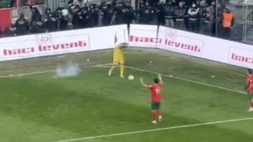 yigitcoans's tweet photo. LÜTFEN HERKES BU TWEETİ RT YAPSIN VE ETİKETE YAZSIN! TÜM HERKESİ BİR OLMAYA DAVET EDİYORUZ! 

Elde bu kadar görüntü varken hangi raporlara göre PFDK'dan Amedspor'a 1 maç ceza çıktı! Kamuoyu ile paylaşılmasını istiyoruz. Emsallerinde fazlasıyla ceza mevcut.. 

#RaporlarıAçıklaTFF https://t.co/wJ9702mIbG