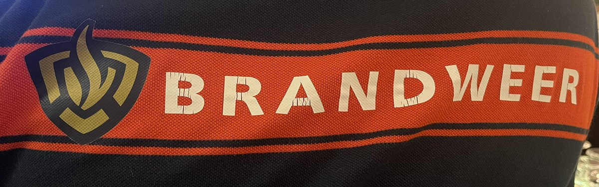 vvdheuvelrug's tweet photo. Dinsdagavond werd ook de @brandweeramerongen van tompoucen voorzien door raadslid @judevanroy 
Brandweer Amerongen hartelijk dank!! Super dat jullie je inzetten voor onze veiligheid.
#helden #amerongen #jekanhet #goedleven https://t.co/fgqt2g9hCU