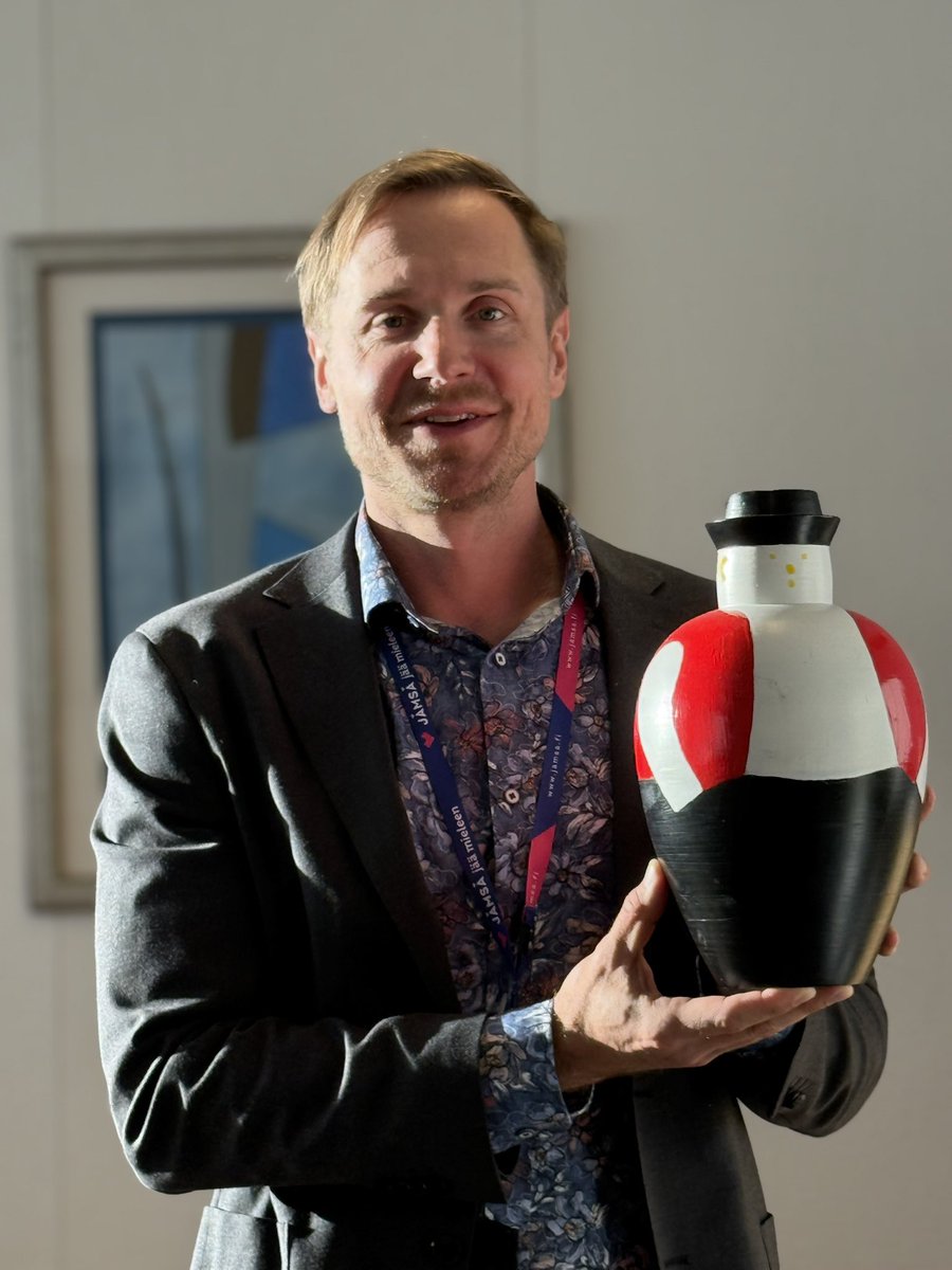 Ensimmäinen päivä uudessa työssäni Jämsän kaupunginjohtajana on takana. Kiitos kun olette ottaneet minut niin lämpimästi vastaan. Kasassa on aivan huikea porukka ja on mahtava fiilis päästä hommiin!

Kuvassa ”Jämsän Äijä” työhuoneestani -  merkittävä osa kaupunkiamme 🤩