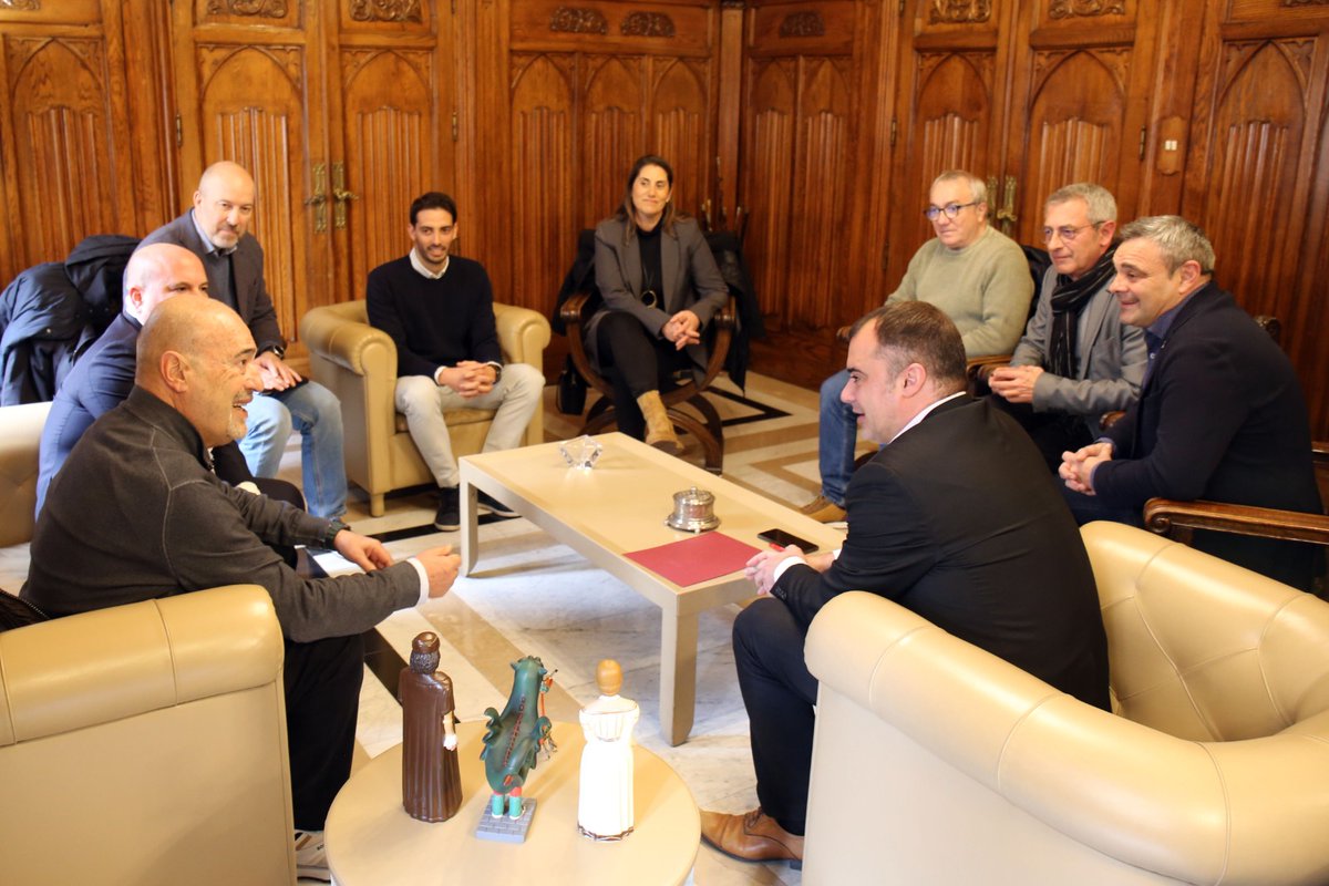 🤝🏻 Abans d'acabar l'any, Jesús Cortés es va proclamar guanyador de les eleccions al Club Natació Terrassa. 

☺️ Després de la seva victòria ja ens vam posar en contacte i avui m'he pogut reunir amb ell, els seus 4 vicepresidents i el director general de l'entitat.