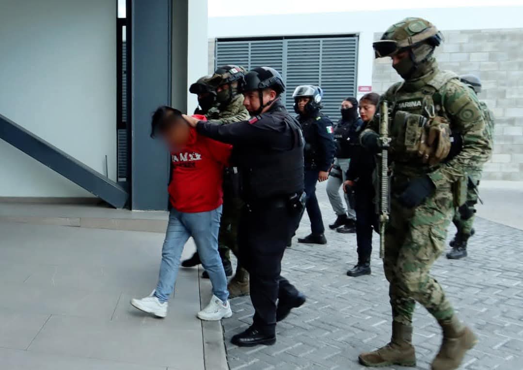 NotUltiMomento's tweet photo. Dispositivo de seguridad "abasto confiable" logra resultados tras la detención de dos personas quienes presuntamente asaltaron una tienda en Circuito interior norte de la #CentraldeAbasto Puebla.

Lo anterior tras el trabajo coordinado entre #SEMAR #GN y la @SSC_Pue https://t.co/Cz6fuYOeM6