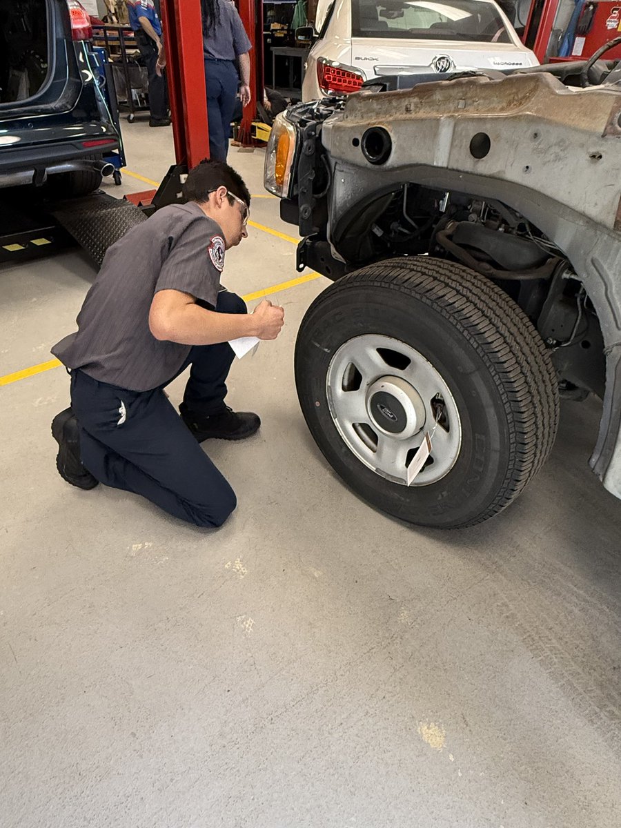 Sheridan_Tech's tweet photo. Here's a sneak peek of our high school automotive students diving into the ins and outs of automotive technology! They're hands-on, learning the skills that drive the future of the industry. Keep up the great work, future mechanics. #SheridanTech #automotive #futuremechanic https://t.co/AhozDr3NdN