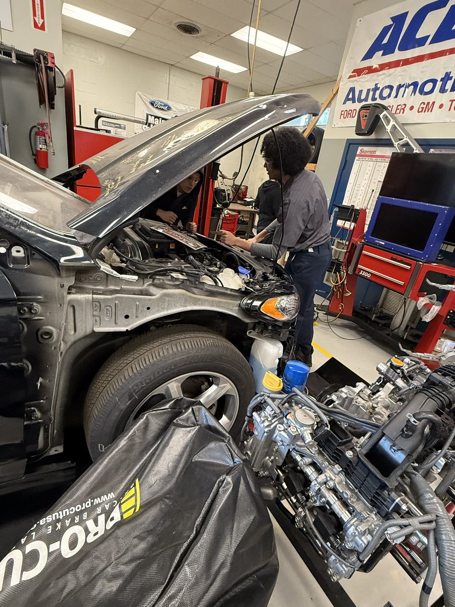 Sheridan_Tech's tweet photo. Here's a sneak peek of our high school automotive students diving into the ins and outs of automotive technology! They're hands-on, learning the skills that drive the future of the industry. Keep up the great work, future mechanics. #SheridanTech #automotive #futuremechanic https://t.co/AhozDr3NdN