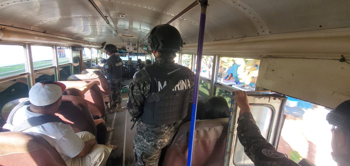 FUERZARMADASV's tweet photo. En Puerto de la Libertad, nuestros soldados abordan el transporte público verificando que los pasajeros tengan un viaje seguro.
#PlanControlTerritorial https://t.co/Kygi3VATKJ