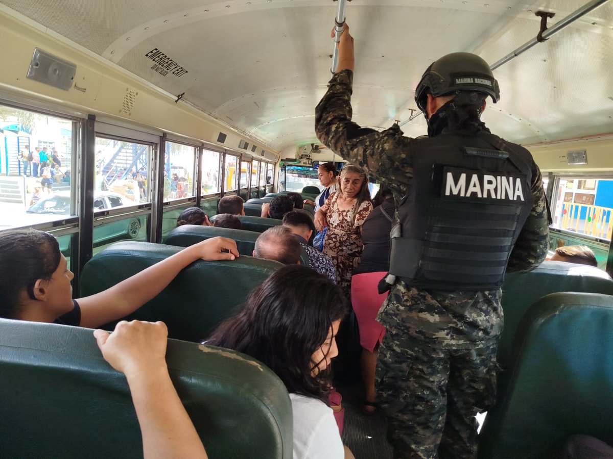 FUERZARMADASV's tweet photo. En Puerto de la Libertad, nuestros soldados abordan el transporte público verificando que los pasajeros tengan un viaje seguro.
#PlanControlTerritorial https://t.co/Kygi3VATKJ