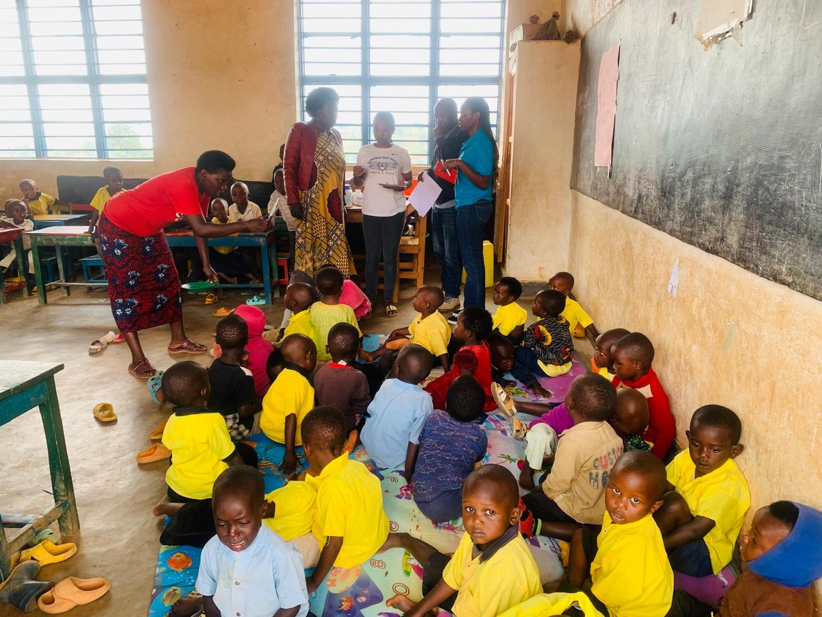 urphsa's tweet photo. Today, in collaboration with @NyanzaHospital we delivered Health education to caregivers at Busoro HC about services being delivered during MCH week and encouraged mothers to improve on their health and prevent malnutrition issues among children.
#HEHENIGWINGIRA
#MCHWeek https://t.co/if7vqxzig6