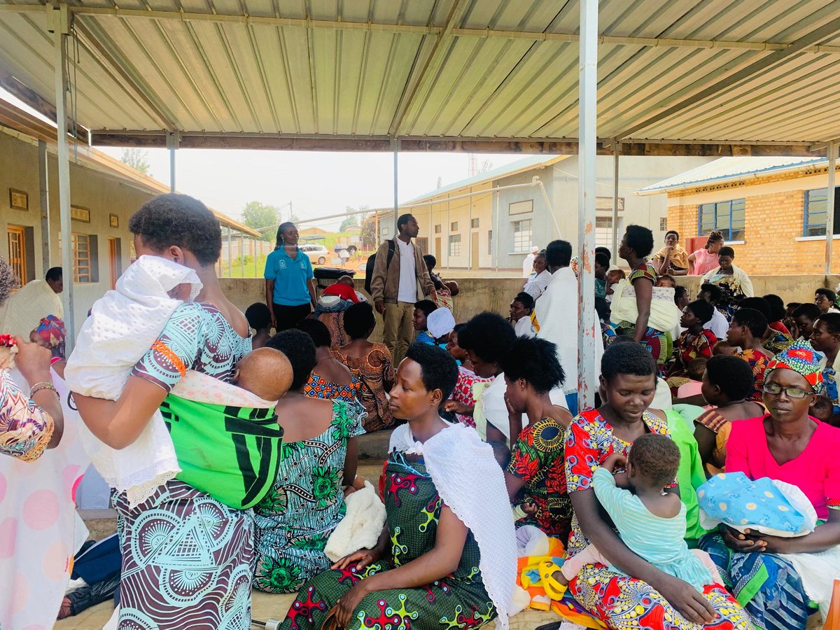 urphsa's tweet photo. Today, in collaboration with @NyanzaHospital we delivered Health education to caregivers at Busoro HC about services being delivered during MCH week and encouraged mothers to improve on their health and prevent malnutrition issues among children.
#HEHENIGWINGIRA
#MCHWeek https://t.co/if7vqxzig6