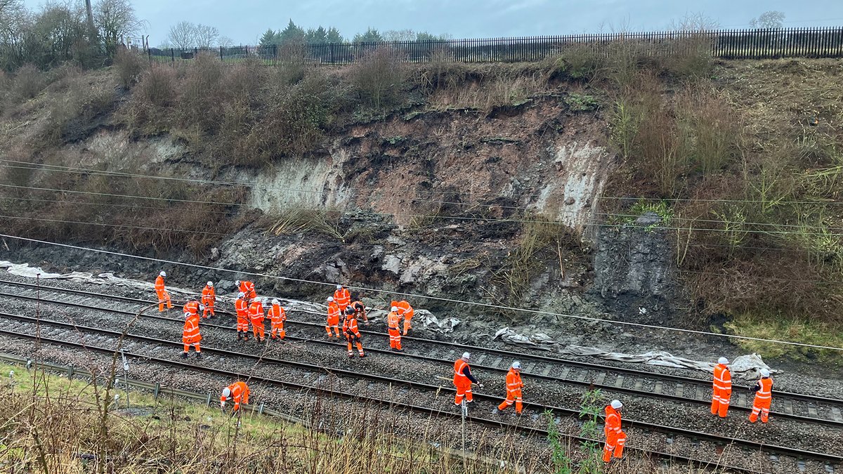 networkrail's tweet photo. What are landslips and how are we reducing the delays they cause❓
Find out more about landslips, which can especially disrupt journeys in the winter:
👉 https://t.co/lGHip7MuQP
#Landslip https://t.co/JWi9k6j6Rp