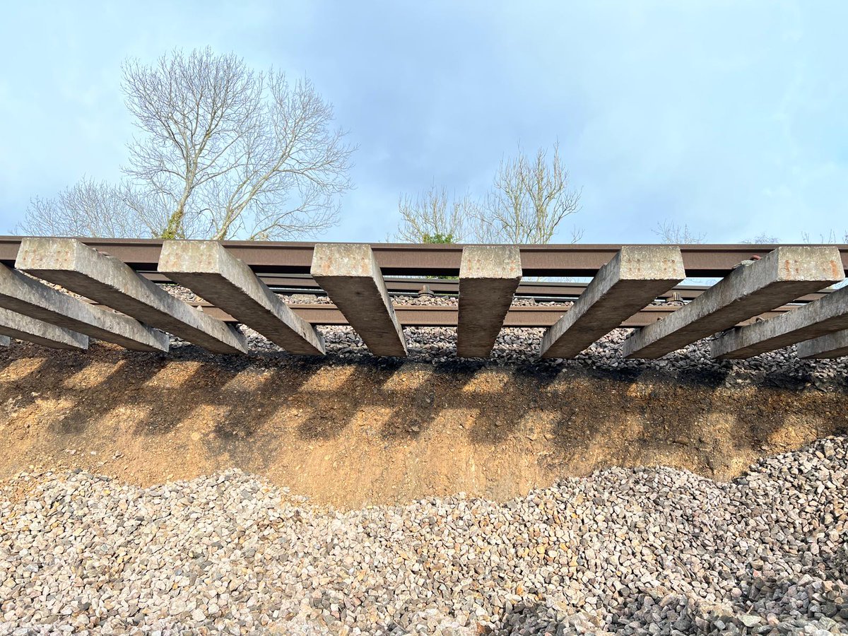 networkrail's tweet photo. What are landslips and how are we reducing the delays they cause❓
Find out more about landslips, which can especially disrupt journeys in the winter:
👉 https://t.co/lGHip7MuQP
#Landslip https://t.co/JWi9k6j6Rp