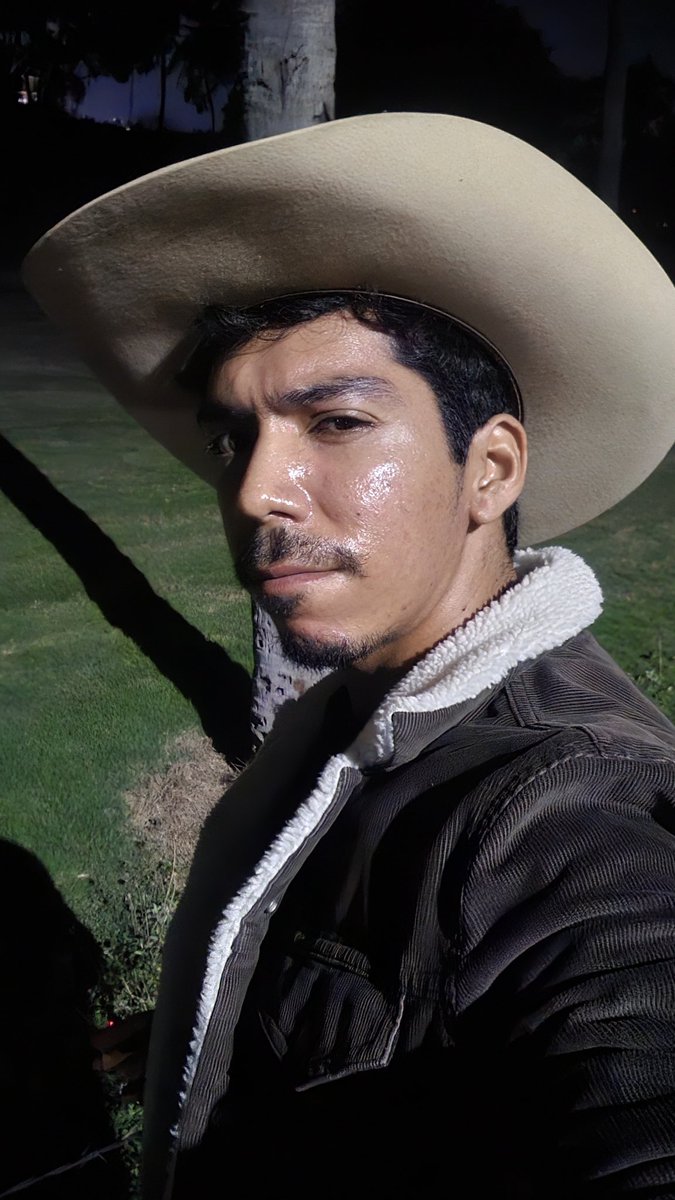Shizadesu's tweet photo. Papi, dime vaquero 

#gay #cowboy #daddy https://t.co/I8pmIbThLf