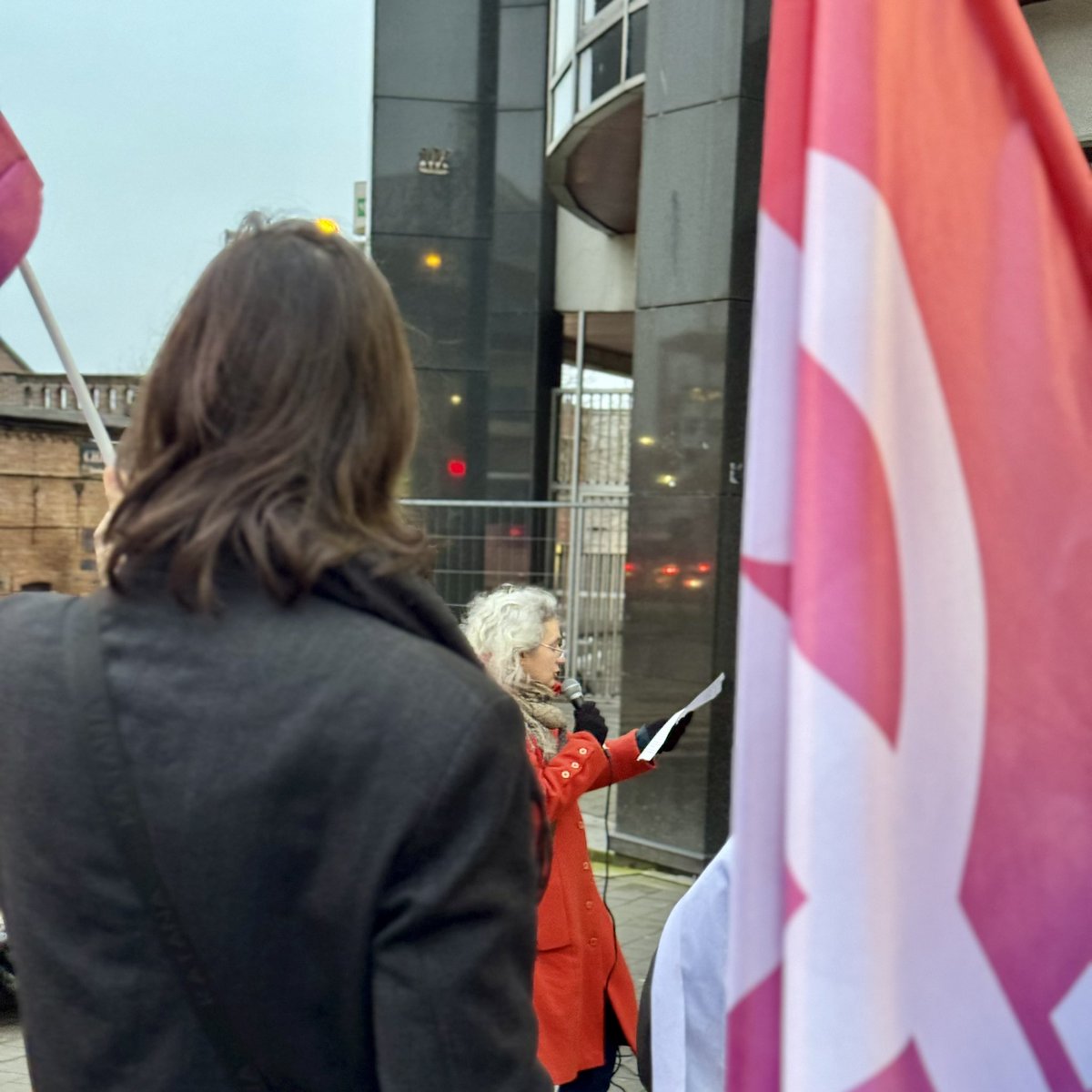 Étudier entre 0 et 12 degrés ? 🥶Inacceptable ! Lycéens et profs ont raison de se mobiliser : on ne peut pas apprendre en grelottant. Ce pays doit choisir : investir dans l’éducation ou mépriser son avenir. 
Courage à toutes et tous, on est avec vous !