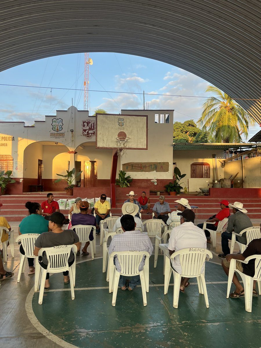 Un privilegio estar con productores agropecuarios de Piedra Blanca, agencia de Pinotepa Nal. Llevándoles apoyos y mejorando los servicios en las instalaciones de su Asociación Ganadera, ratificando que cuentan siempre conmigo.
<a href="/JulioBerdegue/">Julio Berdegué</a> <a href="/salomonj/">Salomón Jara Cruz</a>
