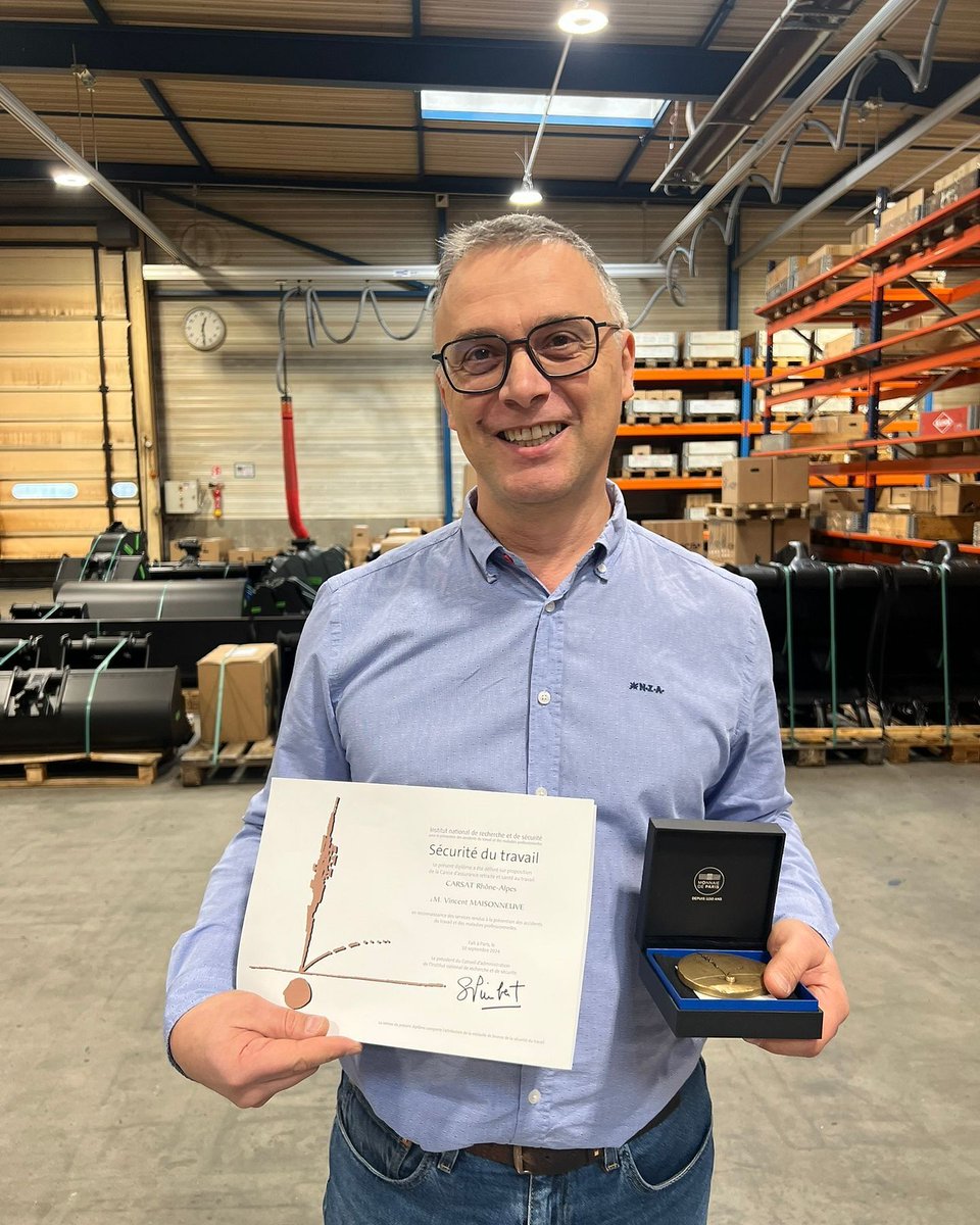 🎉 Chez ACB+, nous avons à cœur de promouvoir la santé et la sécurité au travail. Aujourd’hui, nous sommes fiers de voir Vincent M. récompensé par l’INRS, qui lui a remis la médaille de la sécurité au travail en collaboration avec la CARSAT.
#Sécurité #SantéauTravail