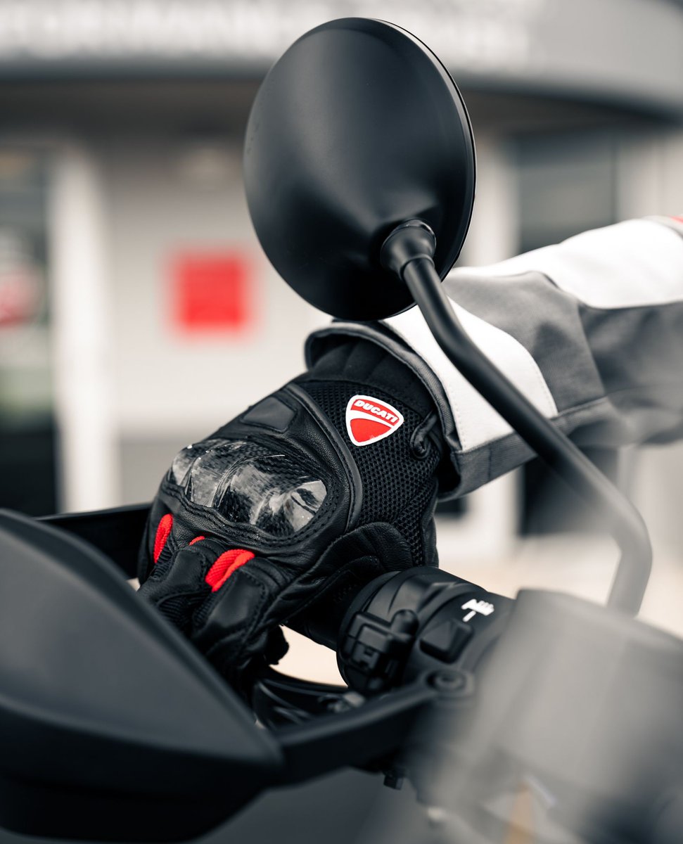 Designed for the ride. 🔥

Explore our full range of helmets and apparel at Rahal Ducati Indianapolis! 🏍️