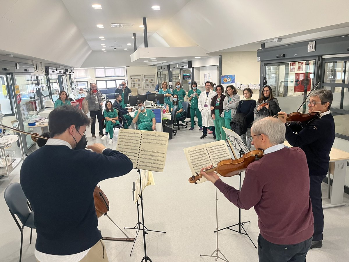 uciHURS's tweet photo. 🎻Las notas de un cuarteto de cuerda de la @OrquestadeCO han acompañado esta mañana a pacientes y profesionales de la unidad de Cuidados Intensivos del @HUReinaSofia.
🎼Sus interpretaciones han humanizado y reducido el estrés de la estancia y trabajo diario de nuestra unidad. https://t.co/XQqdt2JKrm