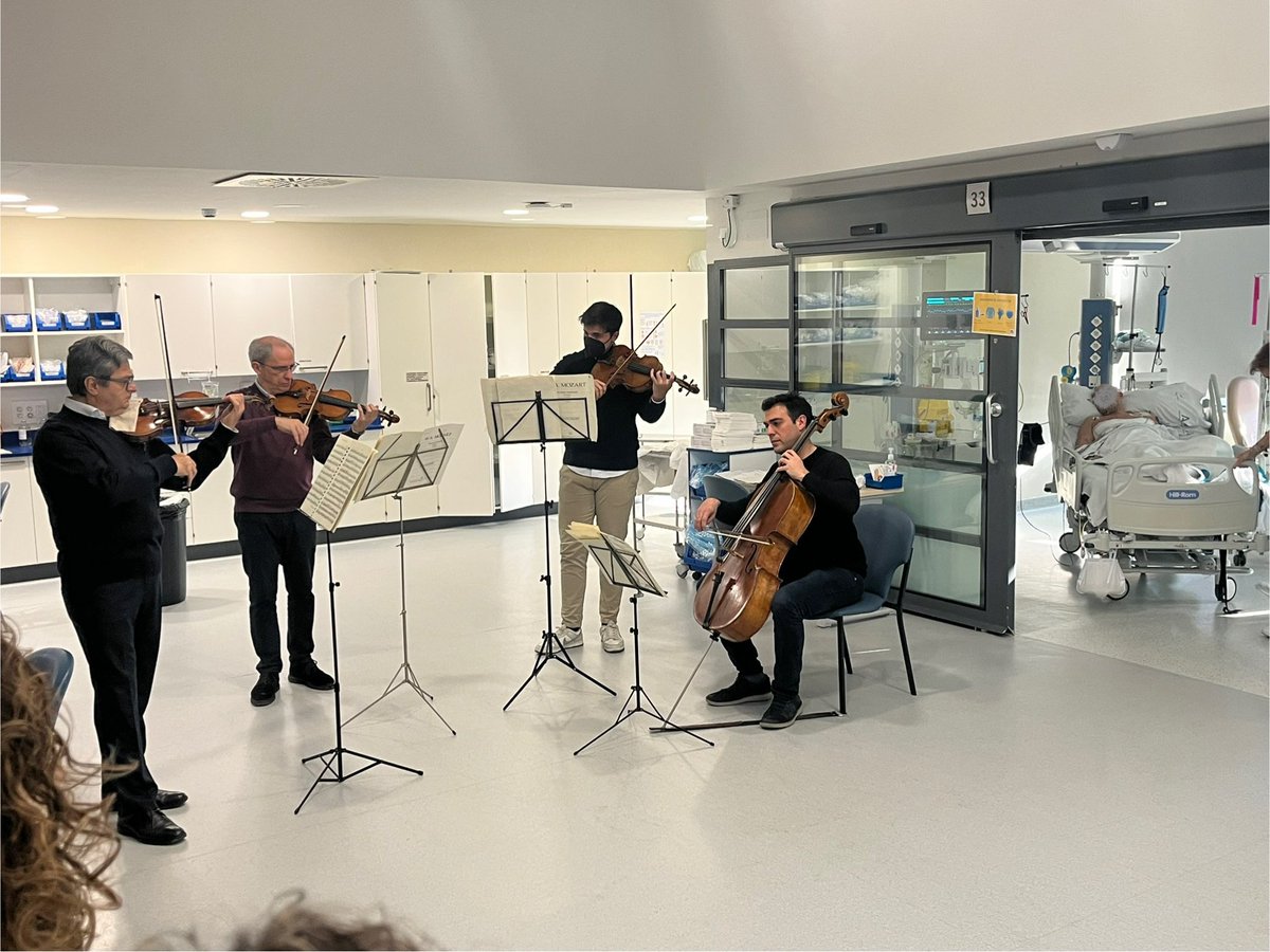 uciHURS's tweet photo. 🎻Las notas de un cuarteto de cuerda de la @OrquestadeCO han acompañado esta mañana a pacientes y profesionales de la unidad de Cuidados Intensivos del @HUReinaSofia.
🎼Sus interpretaciones han humanizado y reducido el estrés de la estancia y trabajo diario de nuestra unidad. https://t.co/XQqdt2JKrm