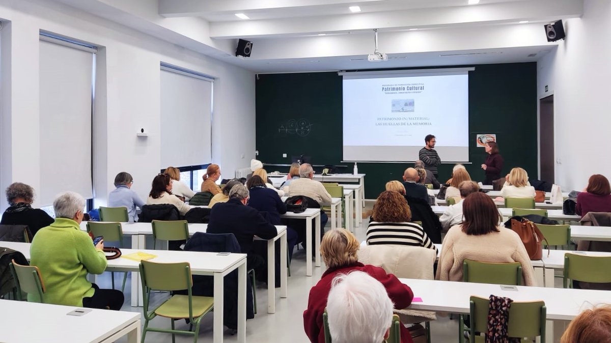 UDC_Senior's tweet photo. O prof. Carlos Diz Reboredo @CarlosDiz13 comezou hoxe na Universidade Sénior da #Coruña a súa docencia sobre "Patrimonio Inmaterial. As Pegadas da Memoria" dentro do Módulo II do Programa "Patrimonio Cultural", presentado pola co-coordenadora do mesmo, a profa. Iria Caamaño https://t.co/wUHUfX21jF