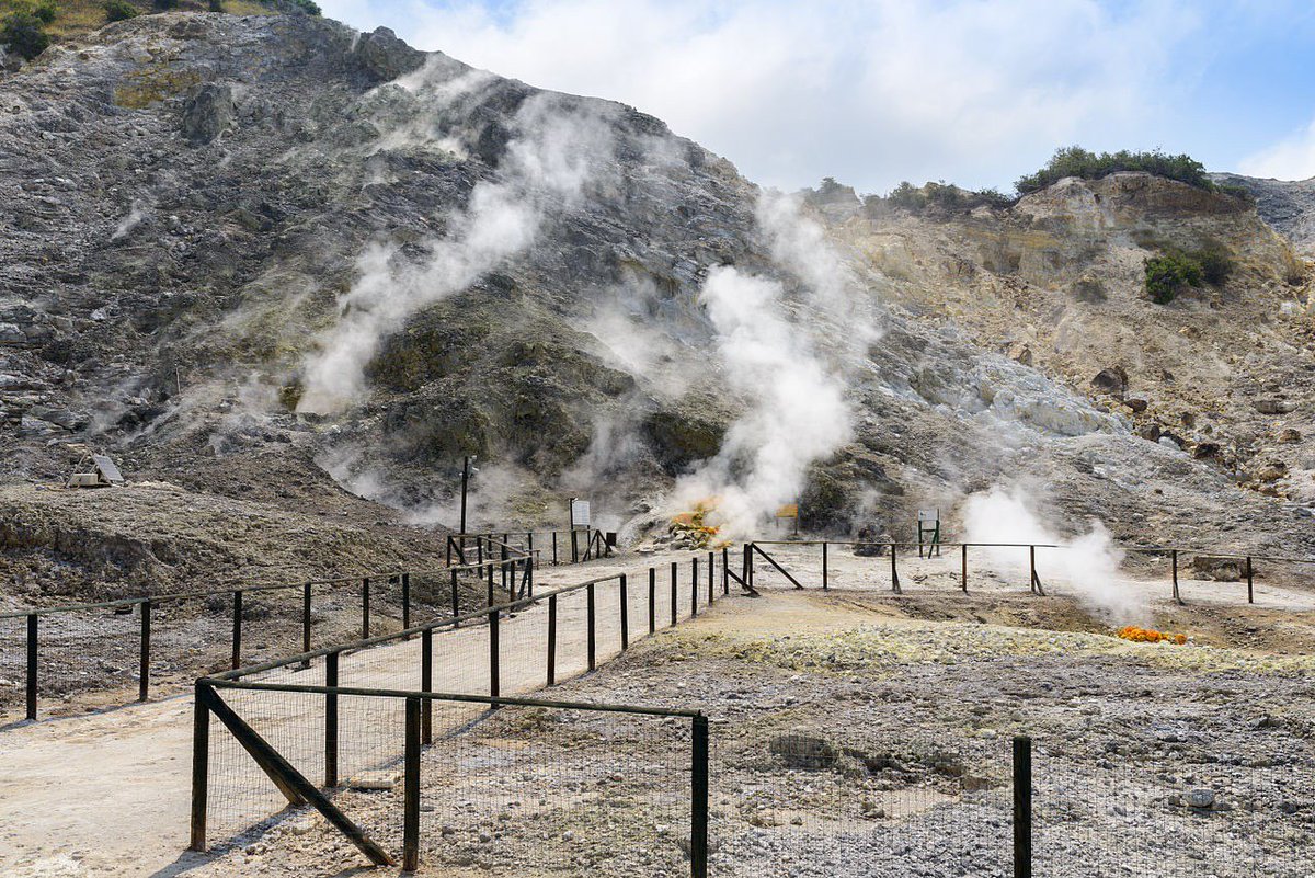 EurekaKreuzwort's tweet photo. In der Nähe Neapels schlummert ein #Supervulkan. Der Vesuv? Nein, die Phlegräischen Felder. Bei einem Ausbruch wäre nicht nur #Neapel sondern auch weite Teile Europas betroffen.

#Geologie https://t.co/lLc3BppMTe