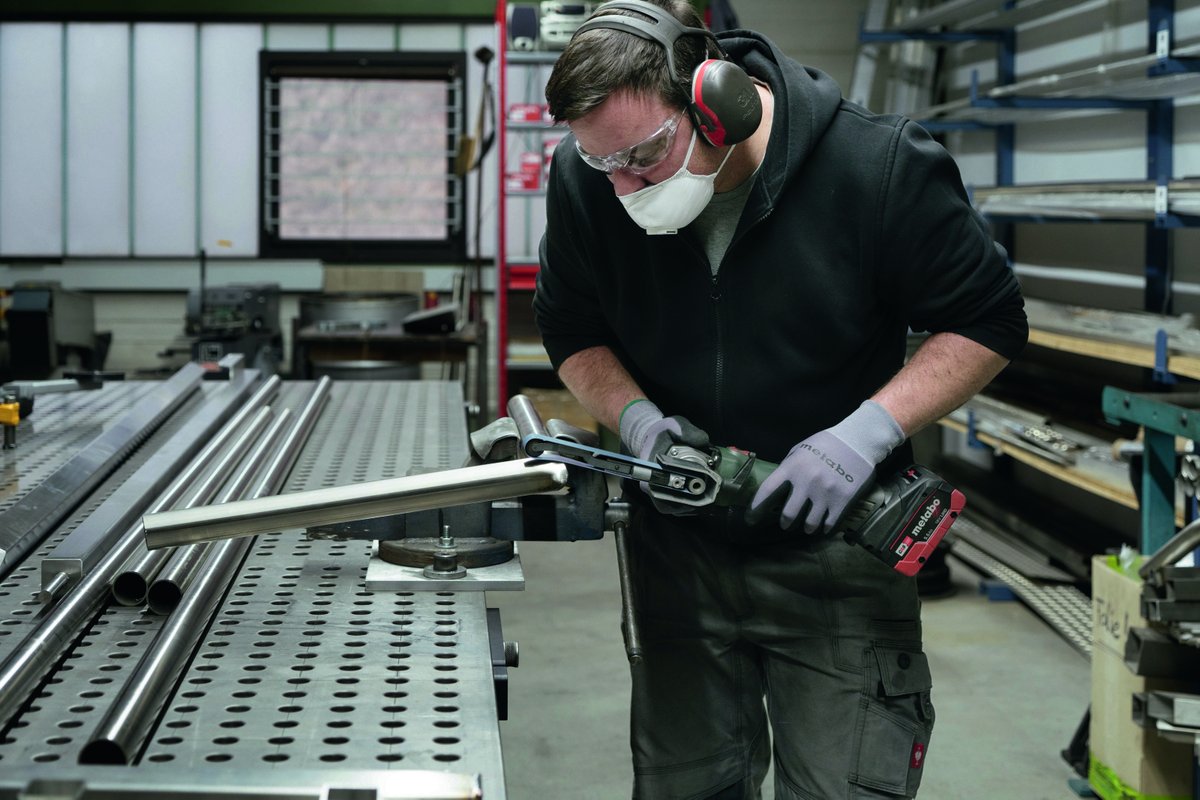 Compact, precise, and built for tight spots. This cordless band file gets the job done with ease, no matter the angle. Control, comfort, and power in your hands.