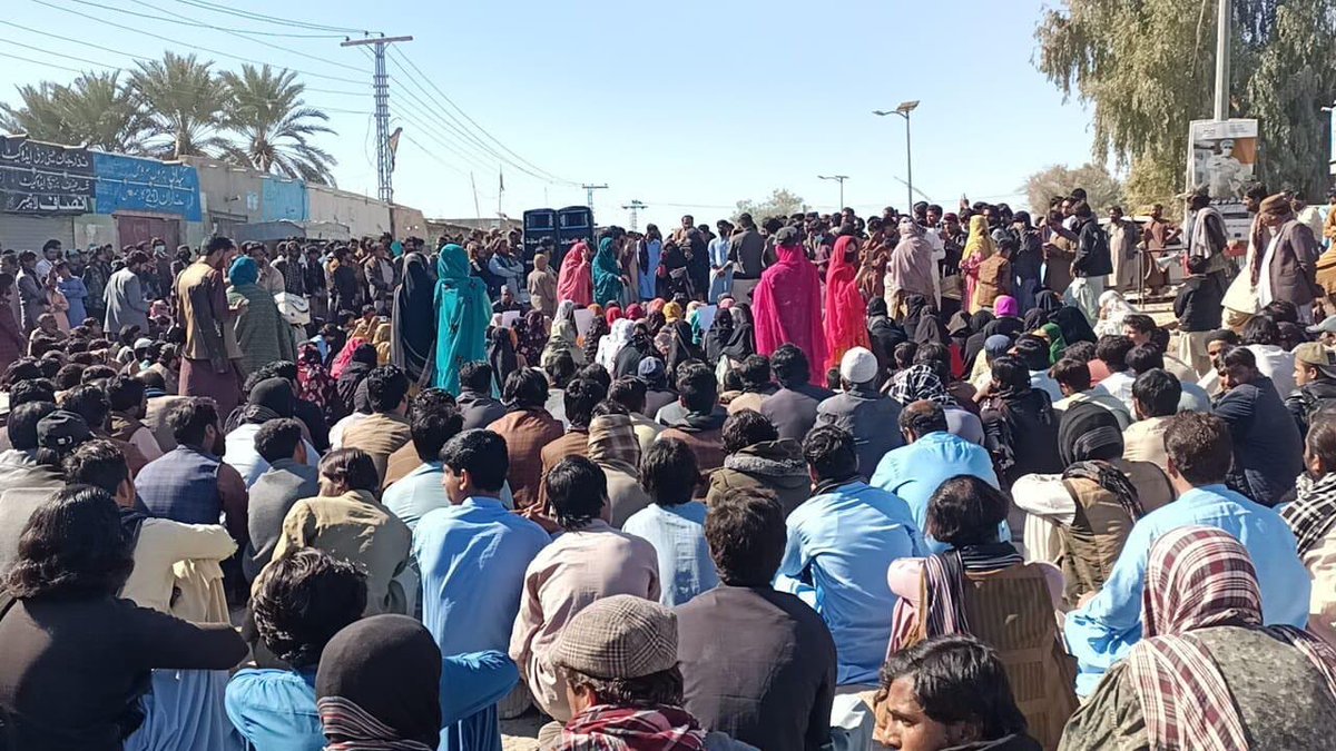 MahrangBaloch_'s tweet photo. آج بلوچ یکجہتی کمیٹی کی جانب سے منگچر اور خاران میں 25 جنوری کو دالبندین میں ہونے والے جلسے کی آگاہی مہم کے سلسلے میں عوامی اجتماعات منعقد کیے گئے، جن میں عوام کی کثیر تعداد نے شرکت کی۔ بلوچ نسل کشی یادگاری دن کے حوالے سے آگاہی مہم ��ورے بلوچستان میں جاری ہیں۔

#BalochGenocideRemembranceDay 
#StopBalochGenocide