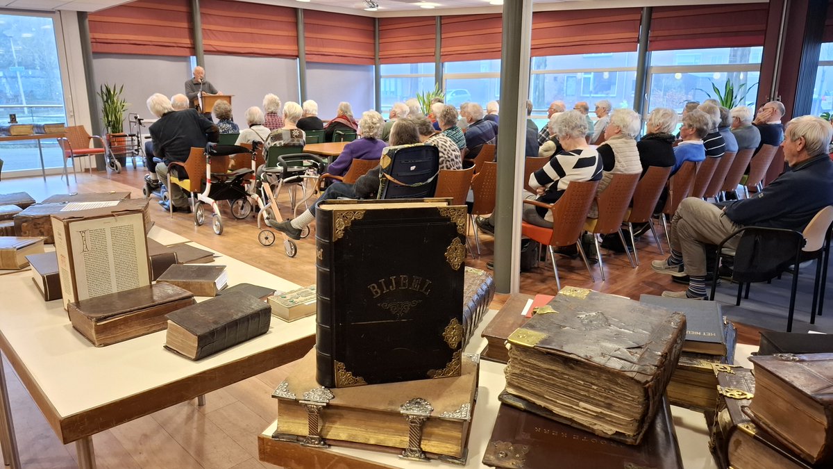 njongerius1's tweet photo. Volop belangstelling bij de #PCOBLiesveld in de Vijverhof, voor de verhalen van Kees Stolk rond de tientallen waardevolle historische Bijbels die hij exposeerde. https://t.co/QFfn8LRWiH
