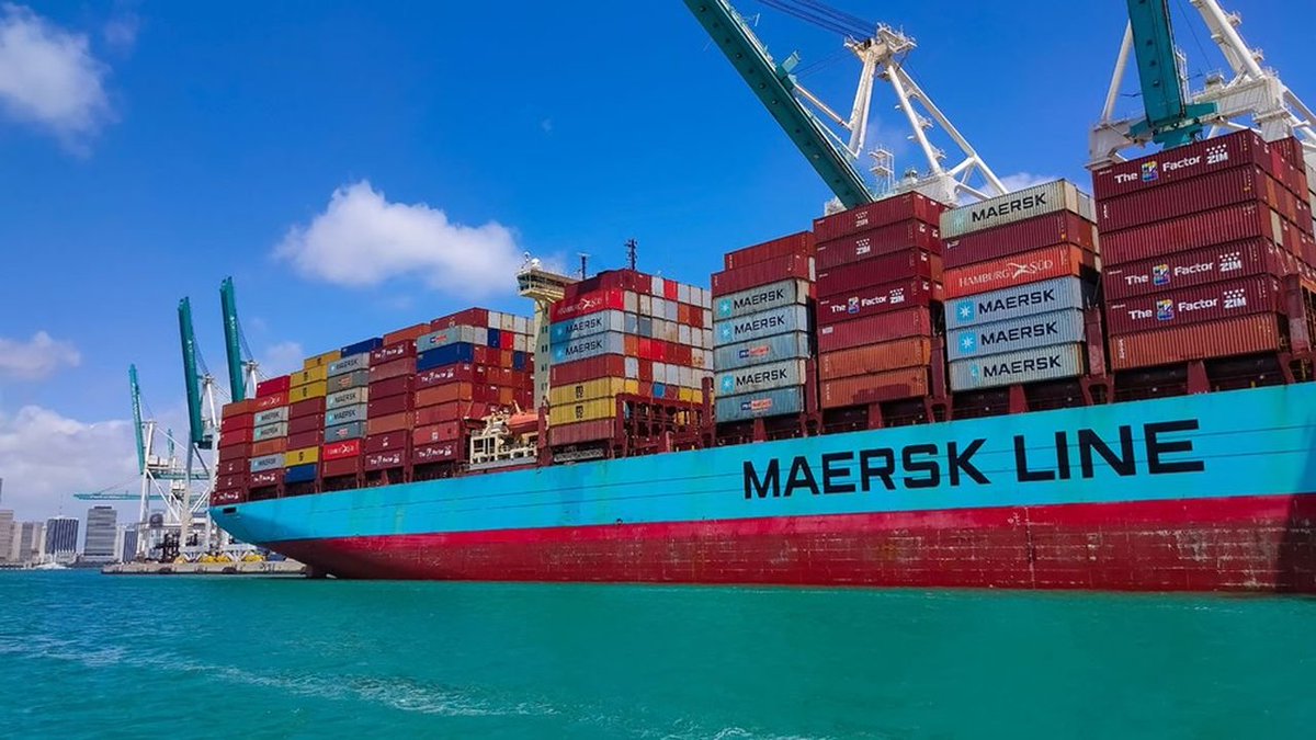 MoroccoIntel's tweet photo. 🇲🇦🚢 | Tanger Med renforce sa position en tant que principal hub de transbordement dans la région. La compagnie Maersk a décidé de privilégier le port marocain au détriment d'Algésiras pour ses routes passant par le détroit de Gibraltar, notamment pour son service MECL reliant l'Inde à la côte atlantique américaine.

La nouvelle configuration de ce service devrait permettre à l'entreprise danoise de réduire de cinq jours la durée du trajet sur cette route et de diminuer les coûts de transbordement grâce à la compétitivité des infrastructures de Tanger Med.