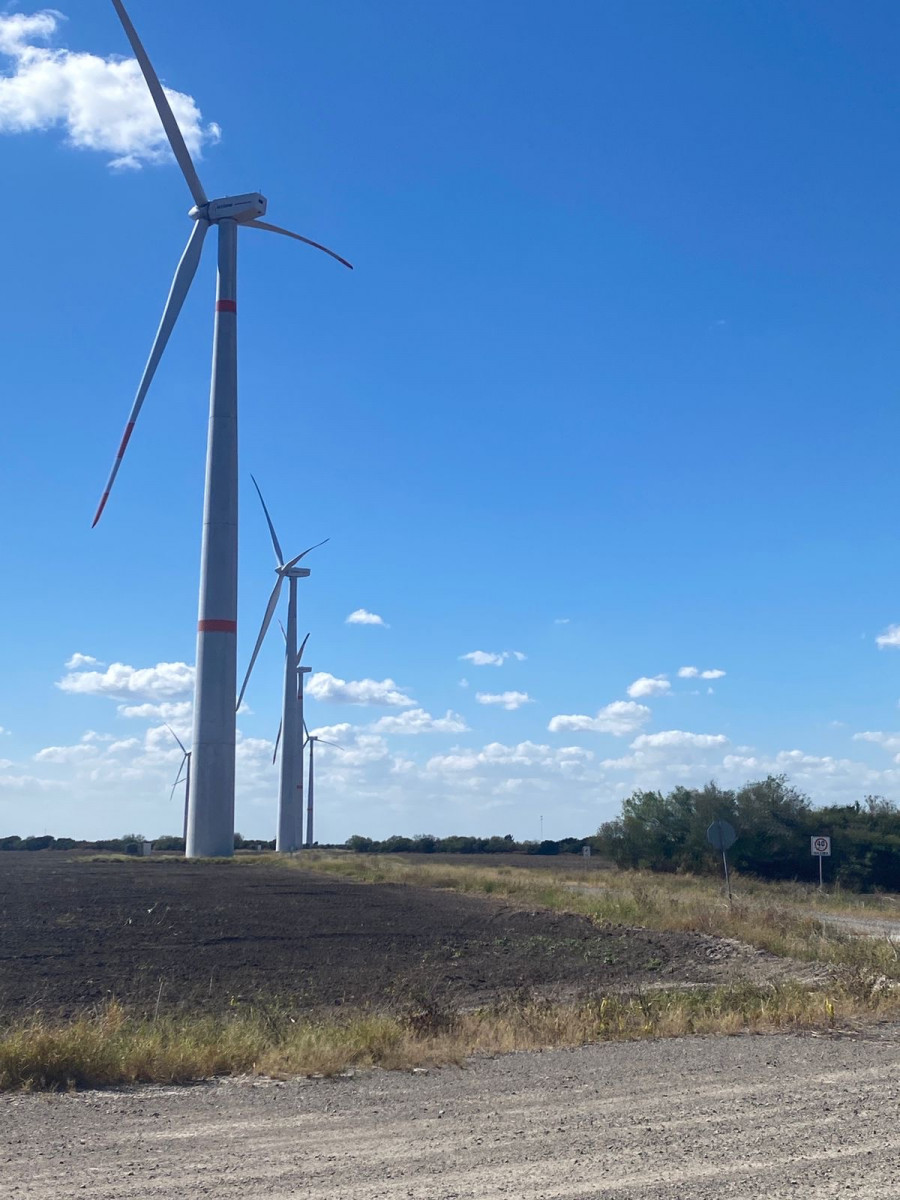 UTTamNorte's tweet photo. Estudiantes de Mantenimiento Industrial de la UTTN visitaron el Parque Eólico Santa Cruz de ACCIONA 🌬️⚡, donde aprendieron sobre aerogeneradores y trabajos en altura. ¡Gracias por enriquecer su formación profesional! 👏✨ #UTTN #EducaciónYMásEducación #Camaleones https://t.co/1VzwhWV8vb