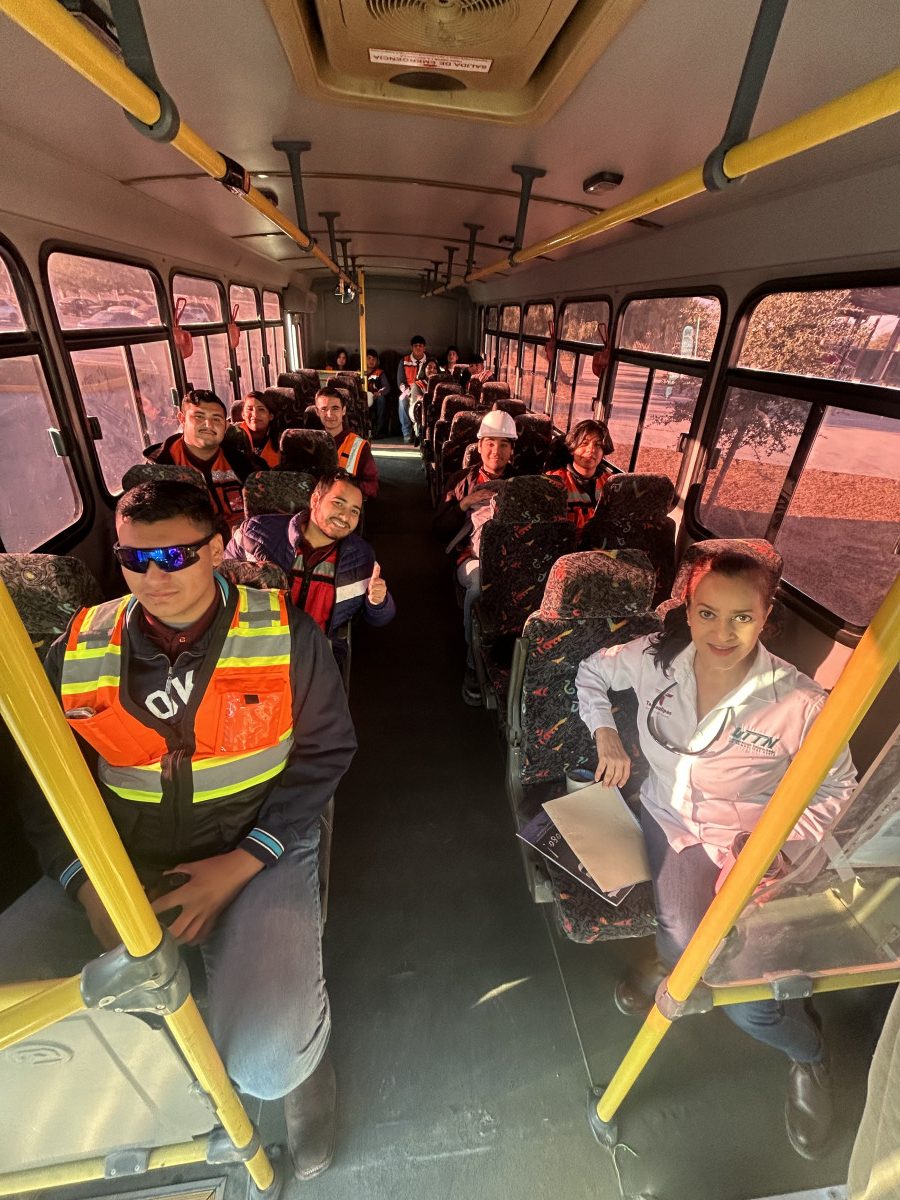 UTTamNorte's tweet photo. Estudiantes de Mantenimiento Industrial de la UTTN visitaron el Parque Eólico Santa Cruz de ACCIONA 🌬️⚡, donde aprendieron sobre aerogeneradores y trabajos en altura. ¡Gracias por enriquecer su formación profesional! 👏✨ #UTTN #EducaciónYMásEducación #Camaleones https://t.co/1VzwhWV8vb