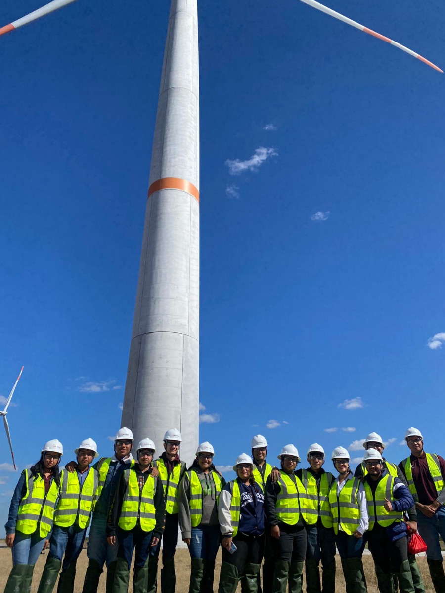 UTTamNorte's tweet photo. Estudiantes de Mantenimiento Industrial de la UTTN visitaron el Parque Eólico Santa Cruz de ACCIONA 🌬️⚡, donde aprendieron sobre aerogeneradores y trabajos en altura. ¡Gracias por enriquecer su formación profesional! 👏✨ #UTTN #EducaciónYMásEducación #Camaleones https://t.co/1VzwhWV8vb