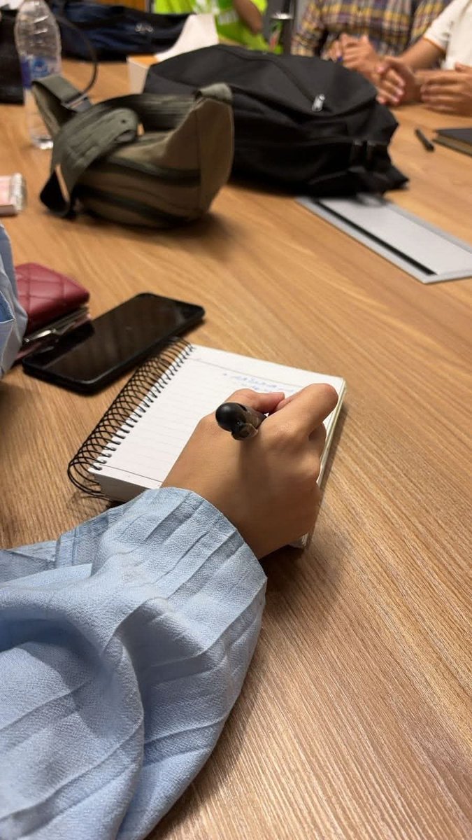 الآن أنهيت كتابة رسالة لك مفادها أن صوتك الذي يتردد في أعماقي لا زال يؤنسني ،ونفسي تتحدث إلي نفسك بداخلي وتشي بسرّي أنك مني كالدموع التي لا تنتهي أبداً ،ثم أني مللت من لعبة الغميضة والإختفاء خلف الغياب والأعذار ،حتى رسالتي تلك تبكيك لأنك لن تراها فساعي البريد لا يمر ببابنا أبداً