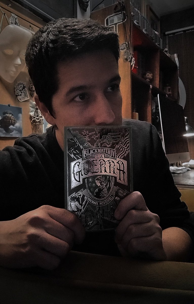 Leonmartinezlet's tweet image. No saben, NO SABEN, hasta qué punto me tiene fascinado la historia de estos libros... Me urge terminarlos para comenzar a hablar de ellos, pero mientras tanto puedo decir ¡QUÉ VIVAN LAS NOVIAS! ✨📗

#Blackwater #MichaelMcDowell #Literatura #Libros #Leer #BlackieBooks