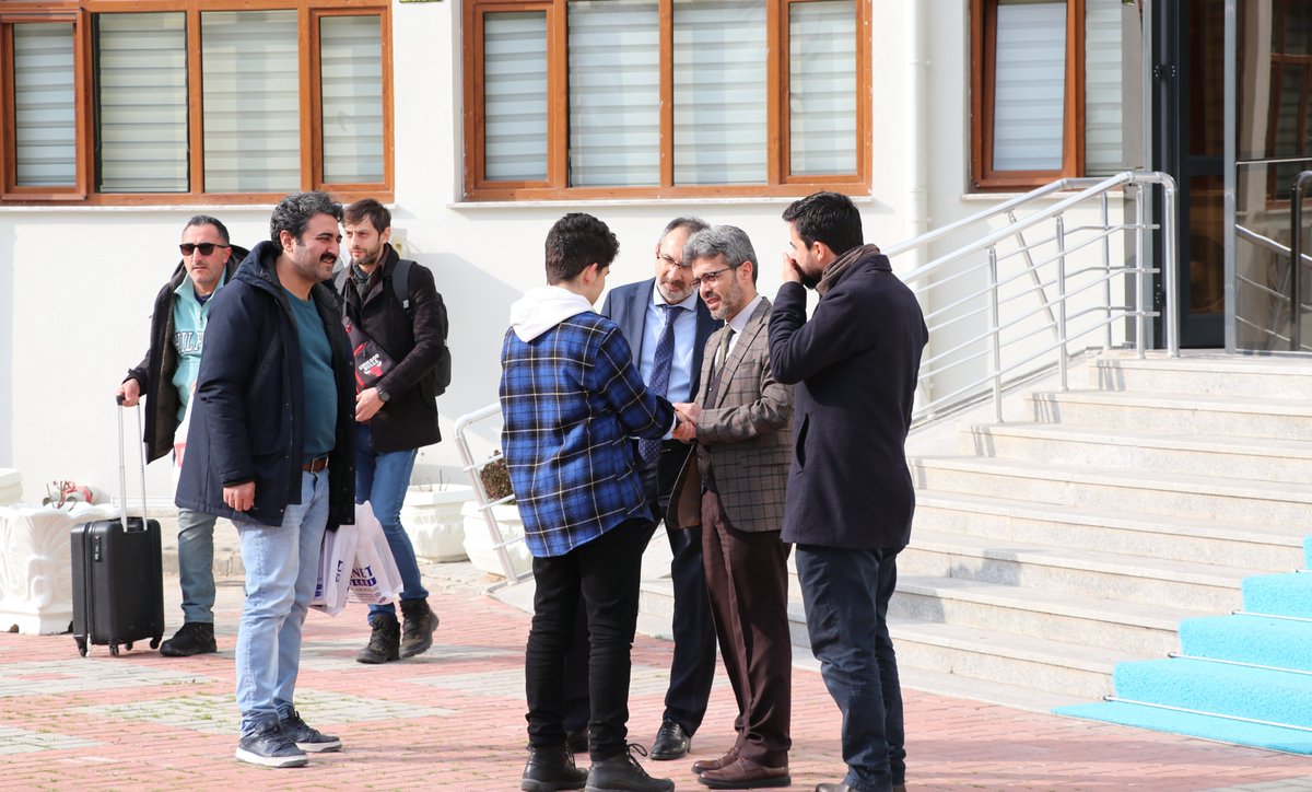 kondinihtisas's tweet photo. Dini İhtisas Merkezimizde, Ankara ili Yenimahalle ilçesindeki Şehit Ömer Halisdemir Anadolu İmam Hatip Lisesi tarafından, Çevreme Duyarlıyım Değerlerime Sahip Çıkıyorum (ÇEDES) Projesi kapsamında gerçekleştirilen eğitim kampı tamamlandı.

Etkinlik süresince öğrenciler, Merkezimizin faaliyetlerini ve fiziki imkanlarını tanıma fırsatı buldu.

Program, Dini İhtisas Merkezi Müdürümüz Salih DOĞAN ve Müdür Yardımcımız Fatih KILINÇ tarafından öğretmen ve öğrencilerimize hediye takdiminde bulunulması ve hatıra fotoğrafı çekilmesiyle tamamlandı.

@slihdogan 
@fatihkilinc42