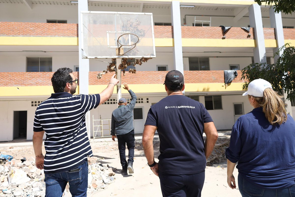 AlejandroChar's tweet photo. ¡El histórico Colegio Mayor de Barranquilla para señoritas pronto volverá a la vida!

Hoy hicimos inspección de obras en sus instalaciones y exigimos al contratista terminarlo cuanto antes. La intervención contempla mejoramiento integral de aulas, cocina y comedor escolar, sala de informática, laboratorio, teatrino, baños, canchas múltiples techadas y zonas verdes.

Pido disculpas a toda la comunidad educativa por todos los retrasos. Trabajaremos para que más temprano que tarde este emblemático colegio abra sus puertas y que aquí siga viviendo la educación, con una calidad de los más altos estándares.