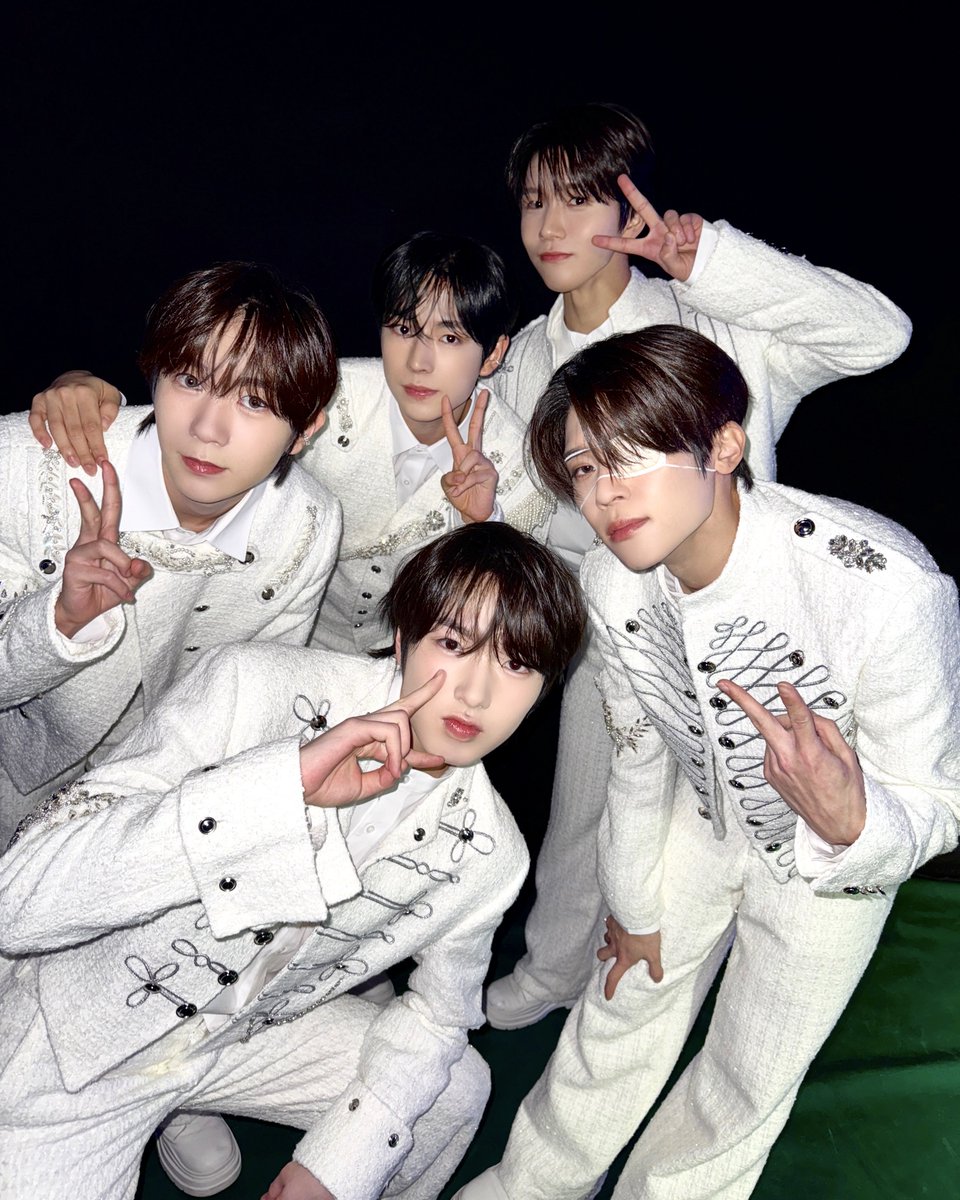 we won the Rookie Award at the Golden Disc Awards🫠
thanks to you, we received this award at our first show of 2025.
you always make us shine and we're so grateful for our sparkling sijeuni💚