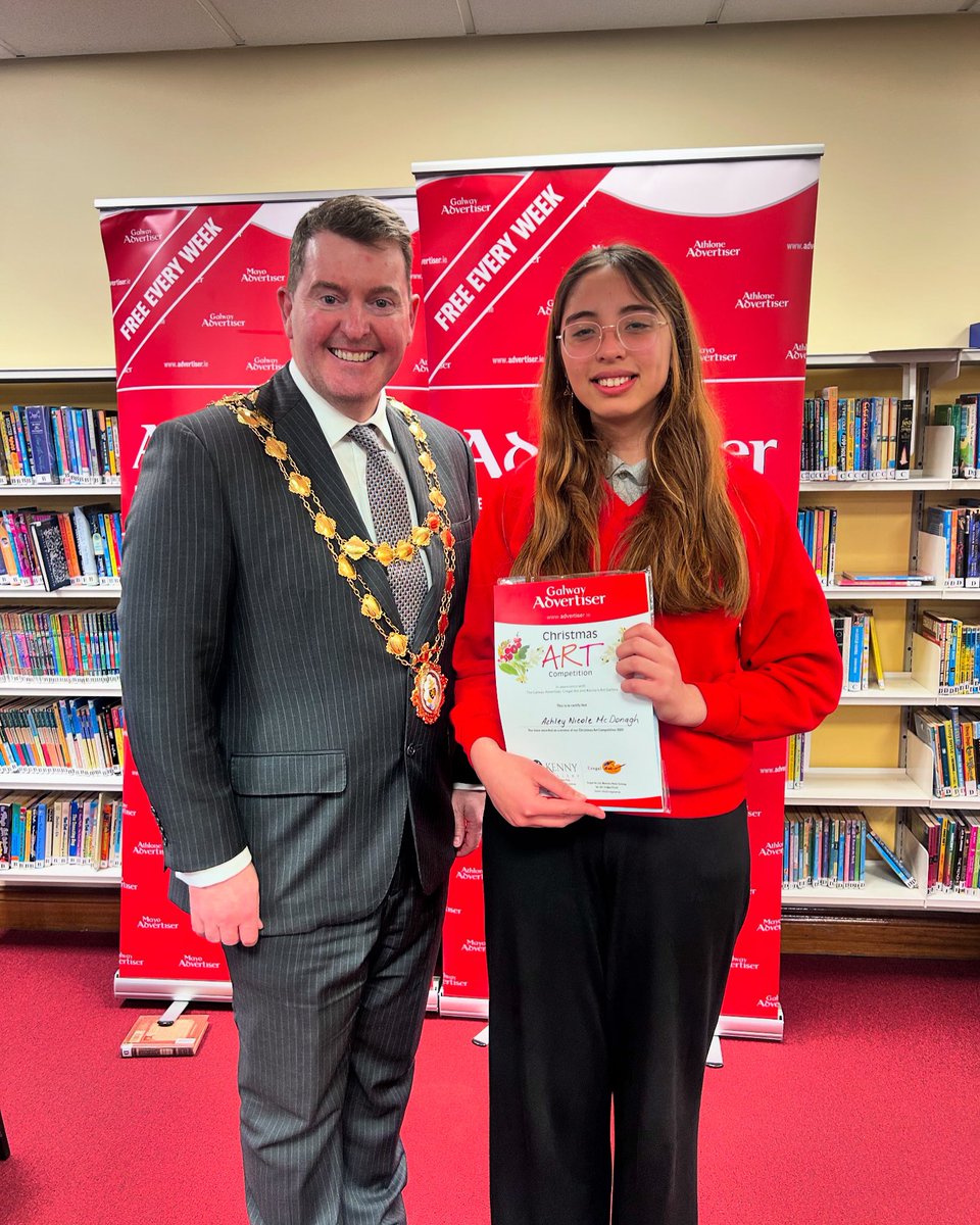 Col_Naomh_Eoin's tweet photo. Comhghairdeas le Nicole Nic Dhonnacha @colaistenaomheoin ar a bronnadh ó Méara Peter Keane @GalwayCityCo @galwayadvertiser ar a duais faoi 19 sa #christmasartcompetition inniu.@GRETBOfficial https://t.co/NlF1oWsz6c
