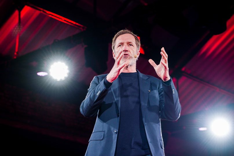 PaulMagnette's tweet photo. En Espagne, le socialiste Pedro Sanchez prouve qu’une politique de progrès est possible et efficace : hausse des salaires, contrôle des prix de l’énergie, contribution des banques, investissements massifs. Résultat : une croissance forte et des inégalités en recul. Oui, des alternatives existent.
#VoeuxPS2025