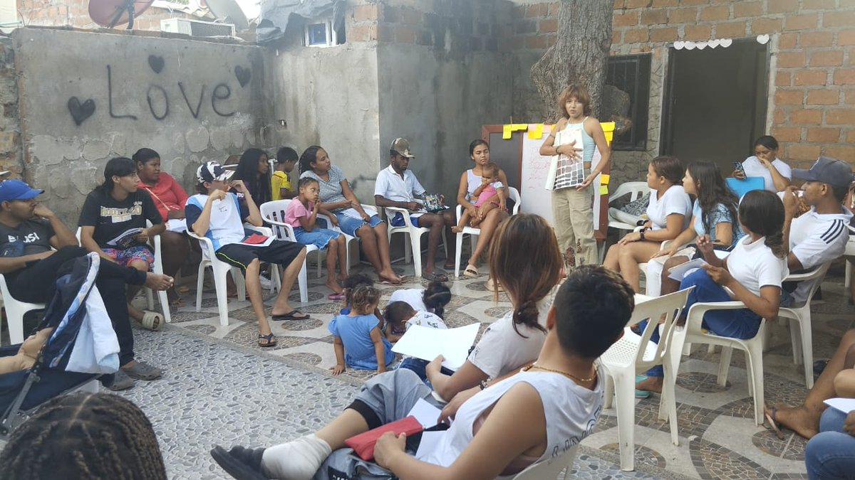 jepazvpar's tweet photo. Los sentires y las ideas de la gente en los territorios es un factor importante en la construcción de una verdadera democracia y paz.

En ese sentido, las y los jovenes del programa reciben talleres para conocer formas concretas de contar lo que pasa en sus barrios. https://t.co/dXeiPdJTPh