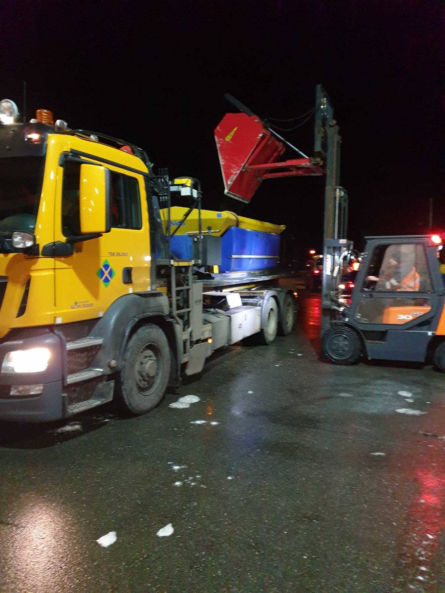 De gemeente is bezig met een preventieve strooiactie in verband met verwachte vorst .wees voorbereid op gladheid