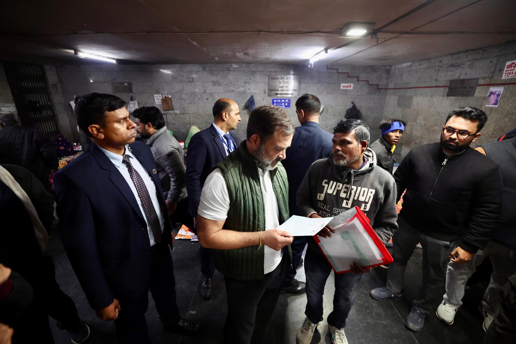 दिल्ली एम्‍स के बाहर मरीजों से मिले राहुल गांधी, लिखा- यहां केंद्र-AAP सरकार दोनों नाकाम